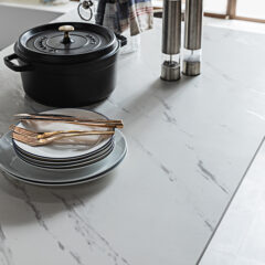 話題沸騰中　セラミック天板ダイニングの魅力！