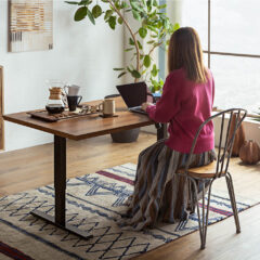 デスクにも食卓にも使える電動昇降式テーブルの魅力